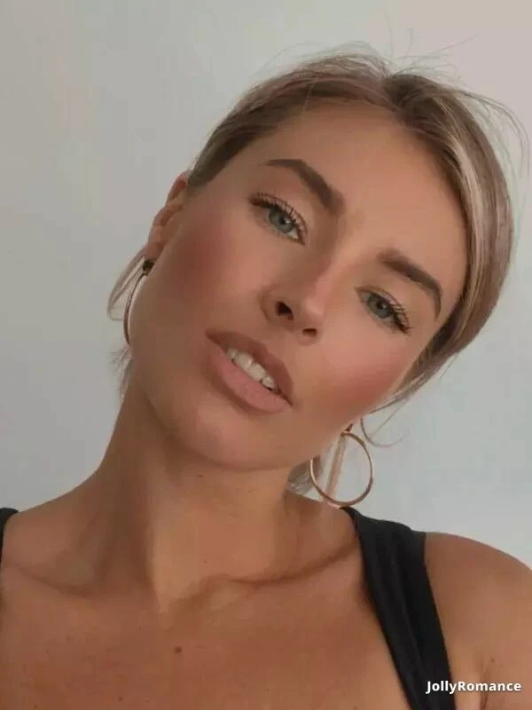 Aleksandra Profile image 4