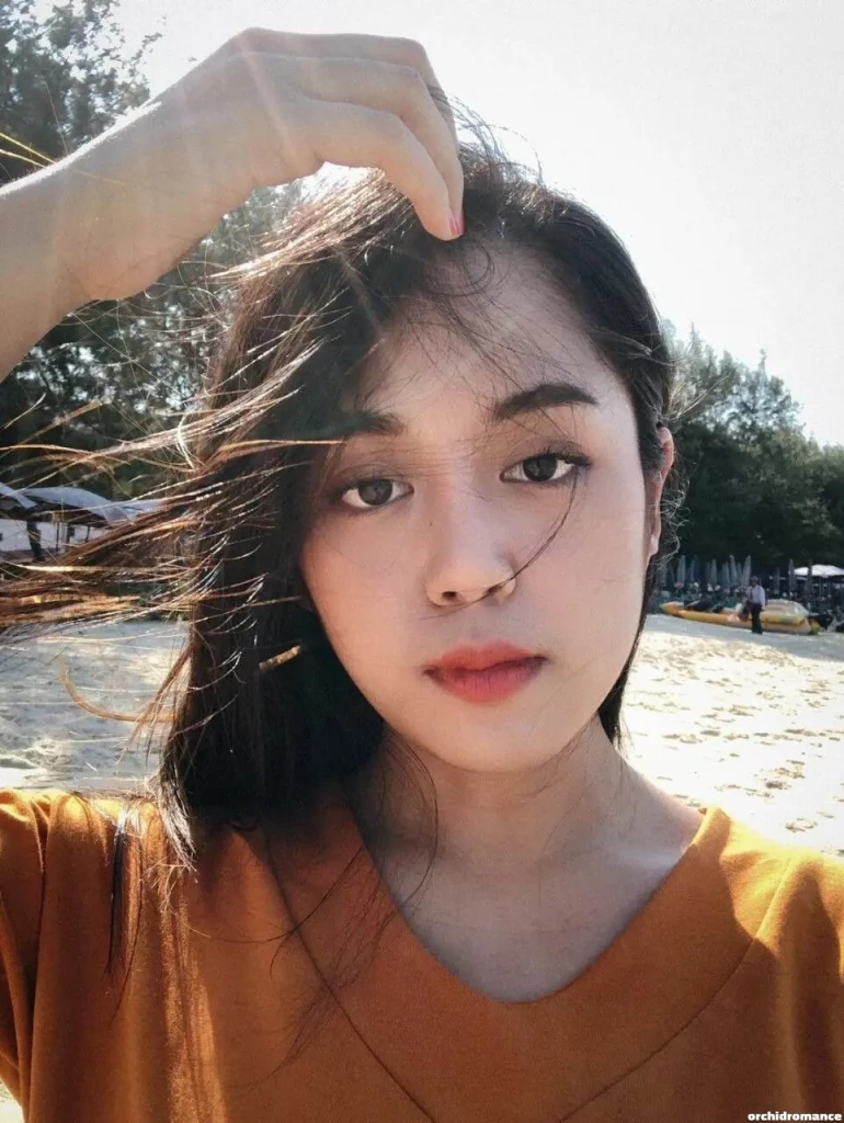 Rujira Profile image 2